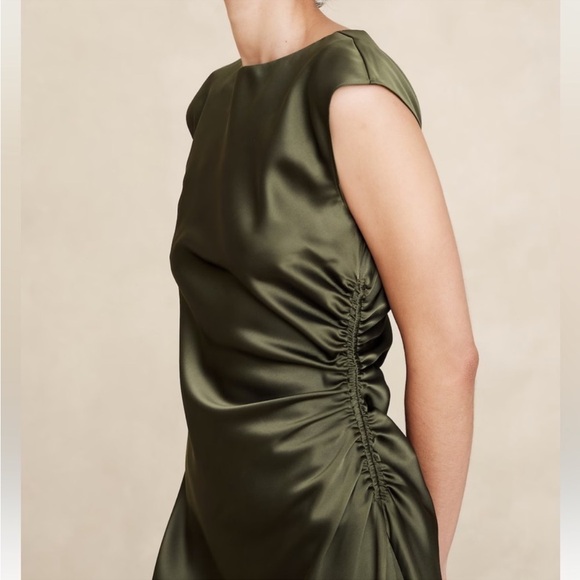 Banana Republic SHIRRED-SIDE
SATIN MIDI DRESS - Picture 3 of 9